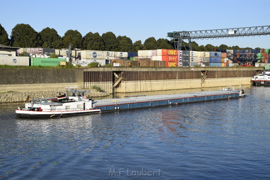 Havarie Wassereinbruch Motorraum beim Schiff Koeln Niehl Niehler Hafen P016.JPG - Miklos Laubert